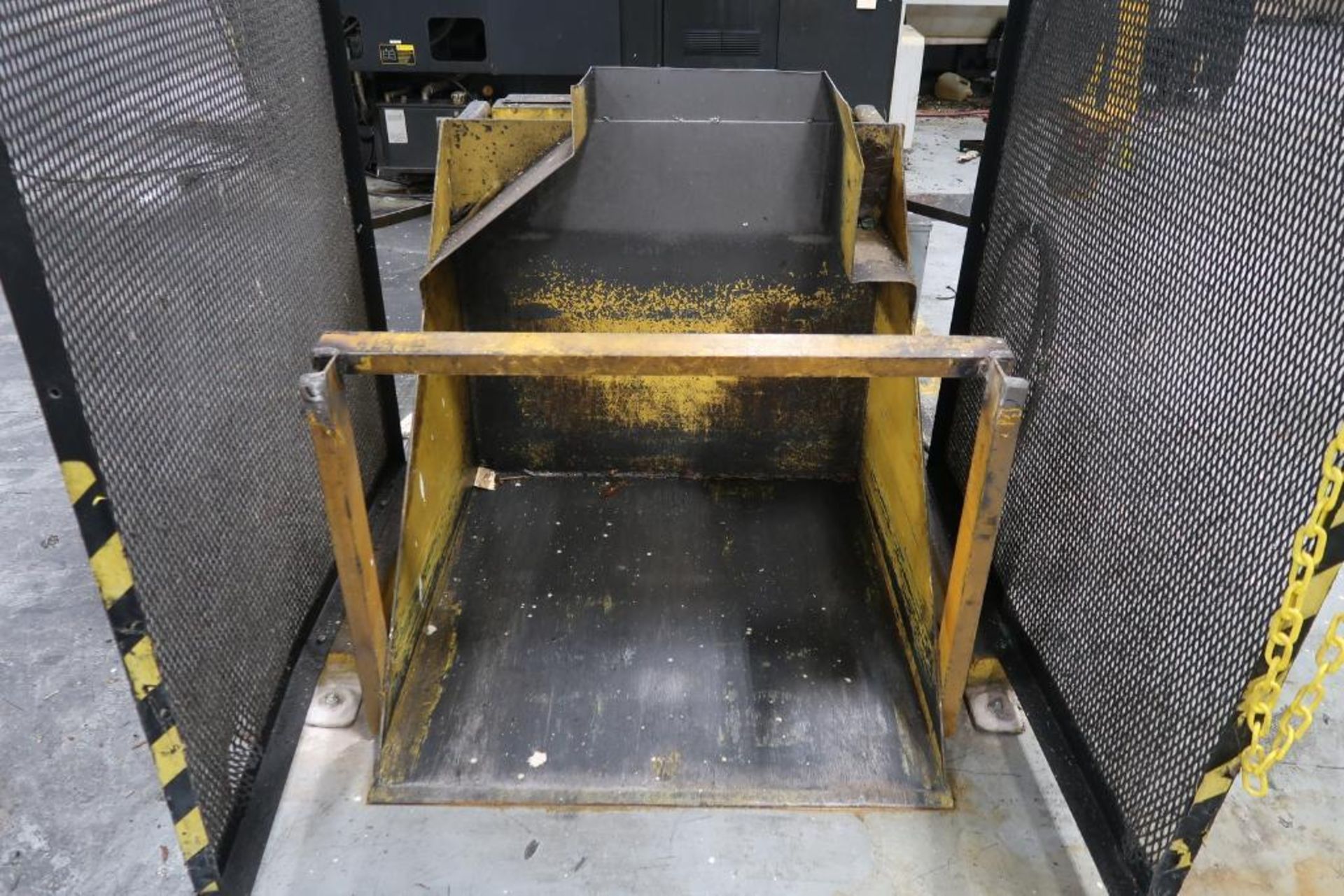 40" x 38" Hydraulic Tipper - Image 2 of 3