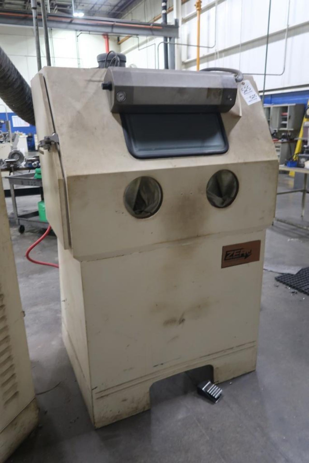 Zero 55-4 600/BG Abrasive Blast Cabinet - Image 2 of 9