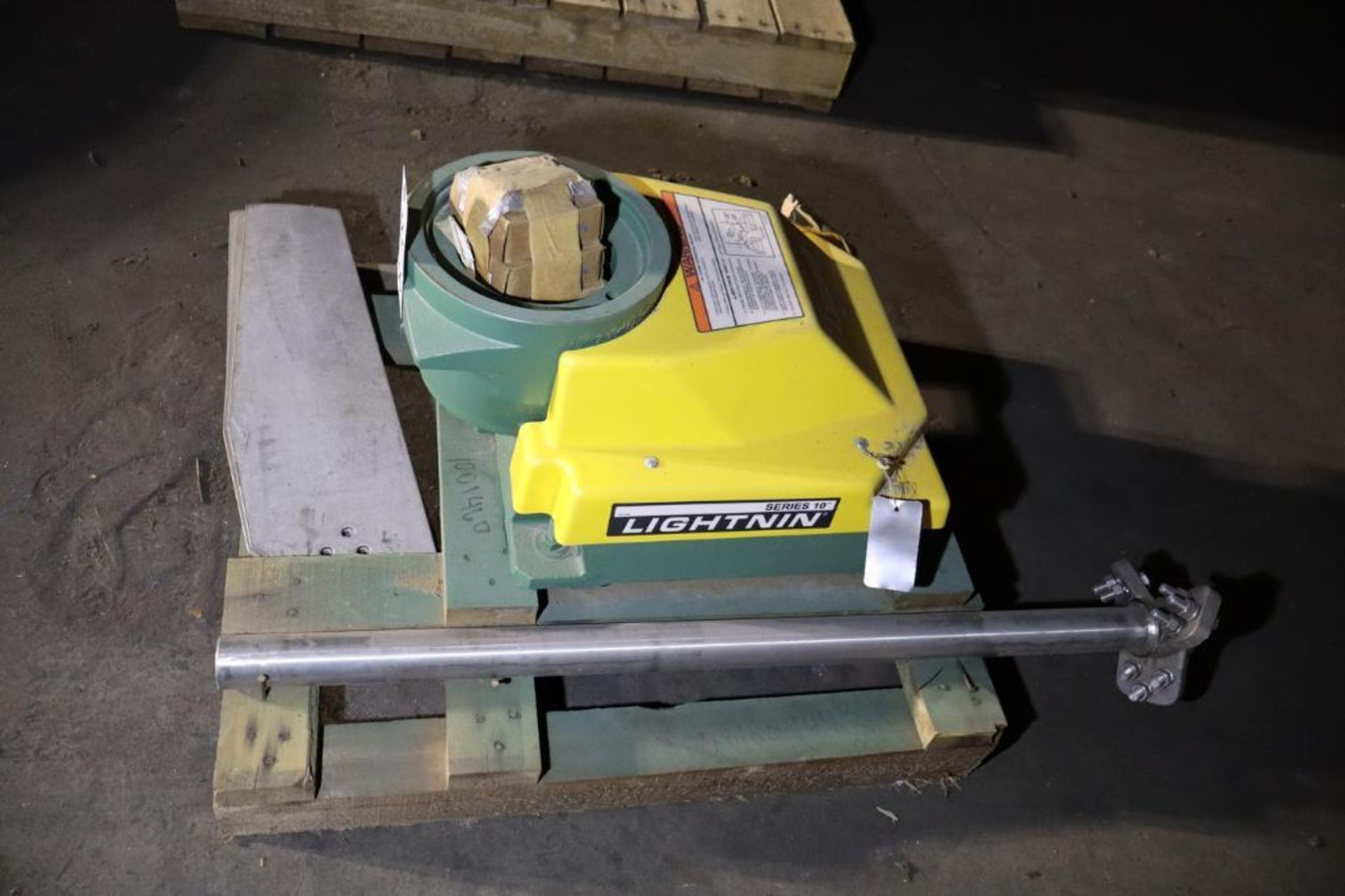 Lightnin Series 10 Mixer Gear Motor with Mixer Blades and Shaft - Image 3 of 3