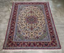 A FINE PERSIAN RED GROUND MEDALLION WOOL RUG (305 x 196CM)