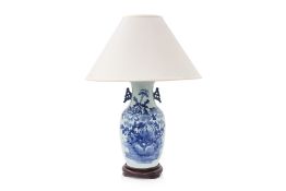 A CHINESE BLUE AND WHITE PORCELAIN TABLE LAMP