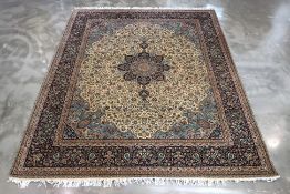 A FINE PERSIAN MEDALLION DESIGN WOOL RUG (300 x 245CM)