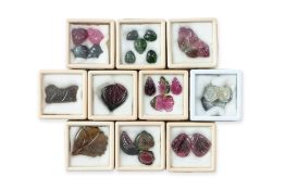 A GROUP OF UNMOUNTED GEMSTONE CARVINGS (25)