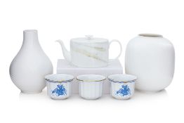 A GROUP OF PORCELAIN TABLEWARE