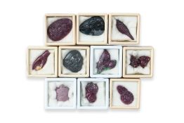A GROUP OF UNMOUNTED RUBY AND SAPPHIRE CARVINGS (11)