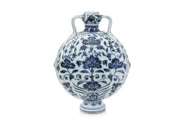 A BLUE AND WHITE PORCELAIN MOON FLASK