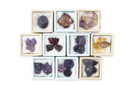A GROUP OF UNMOUNTED GEMSTONE CARVINGS (25)