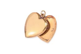 A CHINESE YELLOW GOLD 'HEART' LOCKET