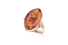 AN AMBER SET GOLD RING