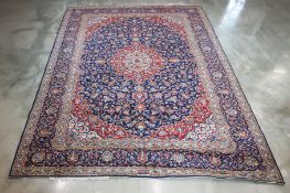 A LARGE SIGNED KASHAN MEDALLION WOOL CARPET (405 x 314CM)