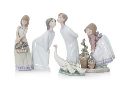 A GROUP OF FIVE LLADRO FIGURES
