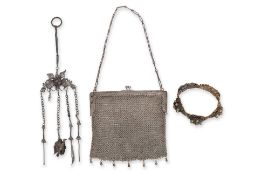 A GROUP OF THREE SILVER JEWELLERY ITEMS