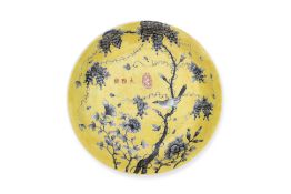 A GRISAILLE DECORATED YELLOW-GROUND DAYAZHAI TYPE DISH