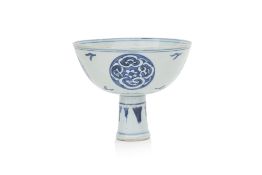 A BLUE AND WHITE PANELLED ANHUA DECORATED STEM CUP