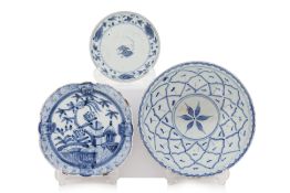 A GROUP OF THREE BLUE AND WHITE PORCELAIN DISHES