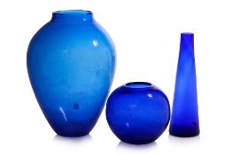 A GROUP OF THREE BLUE ART GLASS VASES (3)