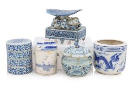 A GROUP OF FIVE BLUE AND WHITE CERAMIC WARES