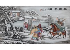 A LARGE FAMILLE ROSE 'THREE KINGDOMS' WINTER SCENE PORCELAIN PLAQUE