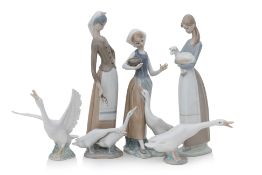 A GROUP OF FIVE LLADRO FIGURES