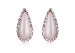 A PAIR OF MABE CULTURED PEARL CLIP-ON EARRINGS