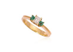 A DIAMOND AND EMERALD THREE-STONE RING