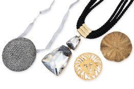 A GROUP OF DESIGNER COSTUME JEWELLERY ITEMS