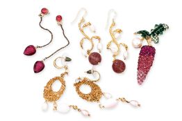 A GROUP OF THREE PAIRS OF COSTUME EARRINGS AND A BROOCH