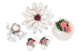 A GROUP OF FOUR FLORAL AND PEARL BROOCHES AND EARRINGS