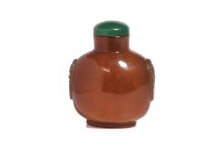A SMALL AGATE SNUFF BOTTLE