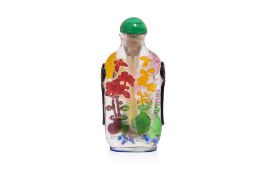 A SMALL MULTI-COLOURED OVERLAY GLASS SNUFF BOTTLE