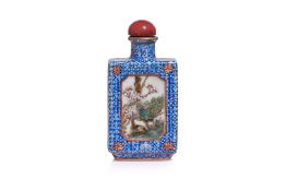 A PORCELAIN SNUFF BOTTLE WITH FLOWER AND BIRD DECORATION