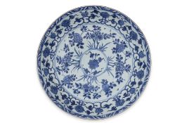 A LARGE BLUE AND WHITE FLORAL DECORATED DISH