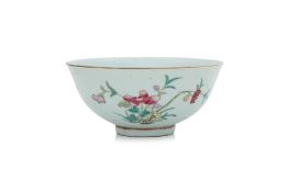 A FAMILLE ROSE FLORAL DECORATED PORCELAIN BOWL