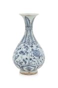 A BLUE AND WHITE PORCELAIN BOTTLE VASE