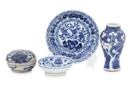 A GROUP OF FOUR BLUE AND WHITE PORCELAIN WARES