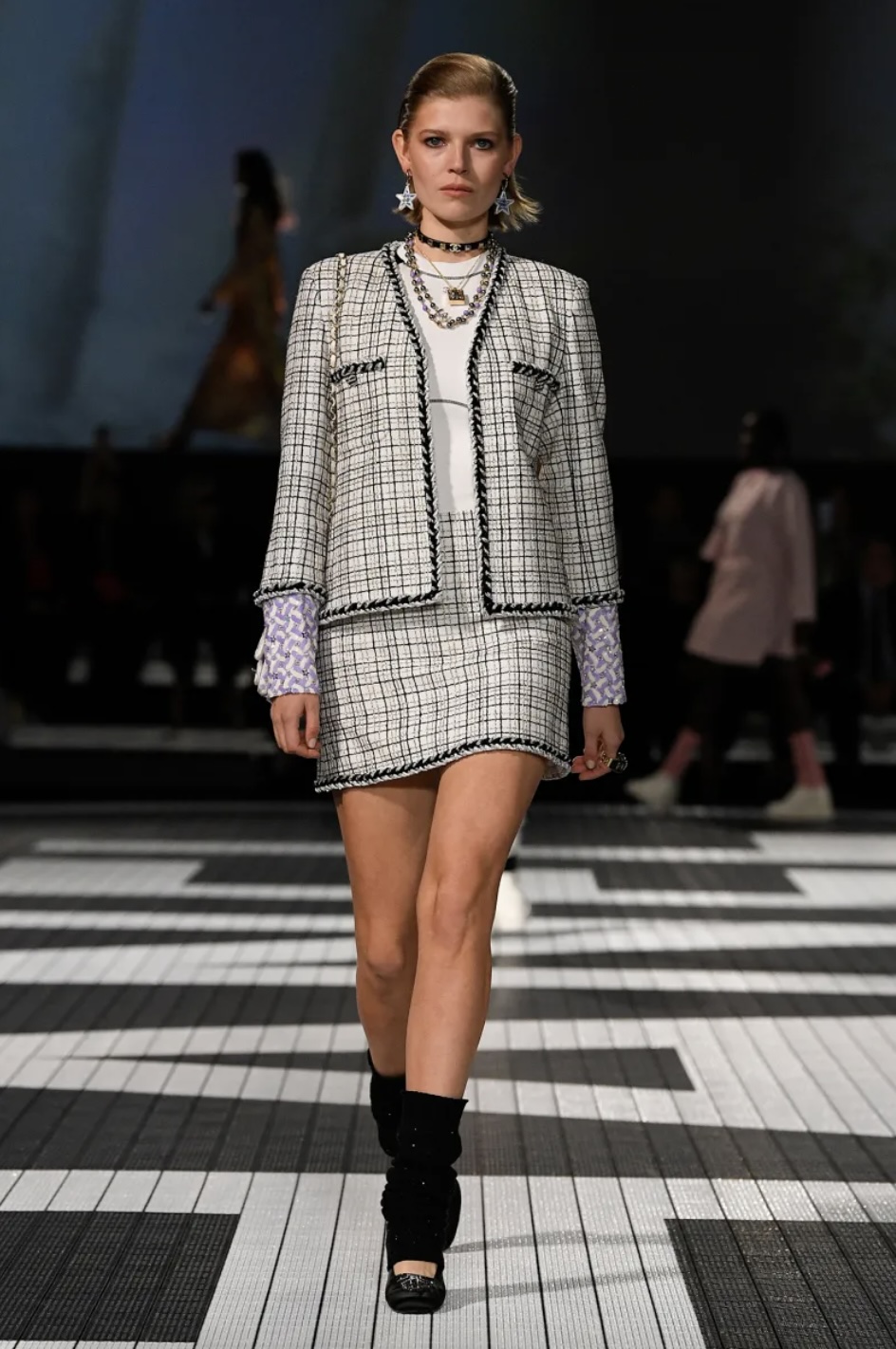 CHANEL - A 'FANTASY' TWEED PLUNGE NECK JACKET WITH CUFF INSERTS, RESORT 2024 LOOK 24 - Image 3 of 3