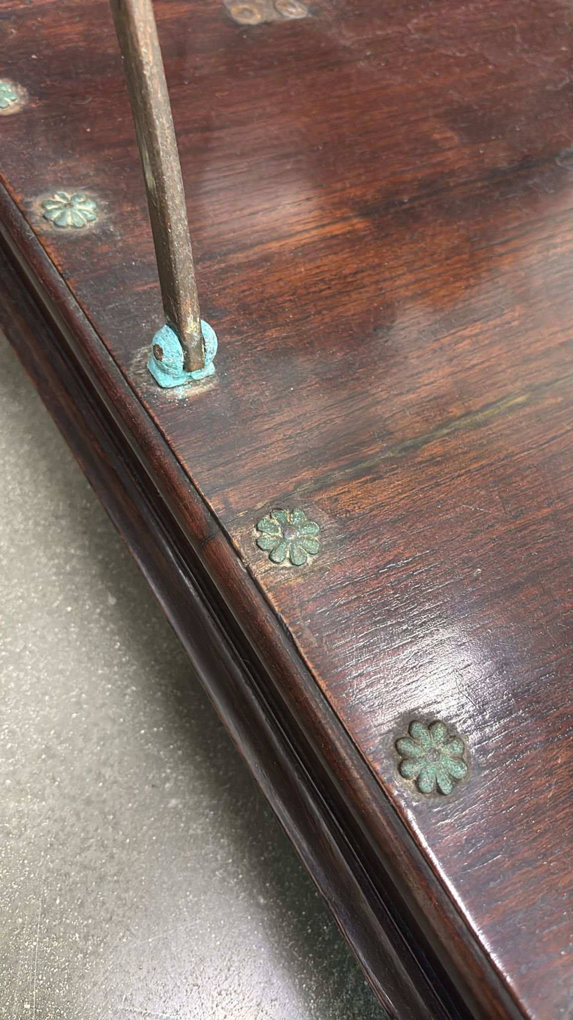 AN INDIAN TEAK TRAVELLING FOLDING CHAIR - Image 11 of 13