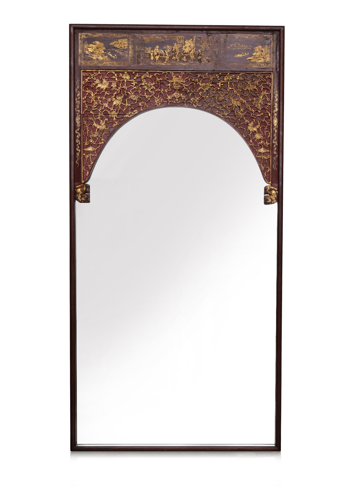 A LARGE CARVED AND GILT WOOD FRAMED WALL MIRROR