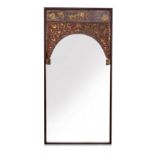 A LARGE CARVED AND GILT WOOD FRAMED WALL MIRROR