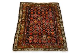 A SMALL CAUCASIAN GEOMETRIC WOOL RUG (140 X 98CM)