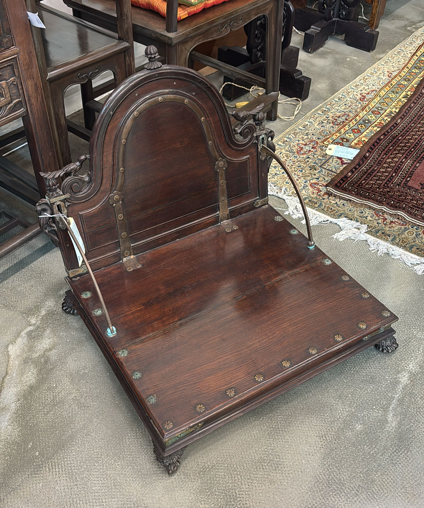AN INDIAN TEAK TRAVELLING FOLDING CHAIR - Image 13 of 13