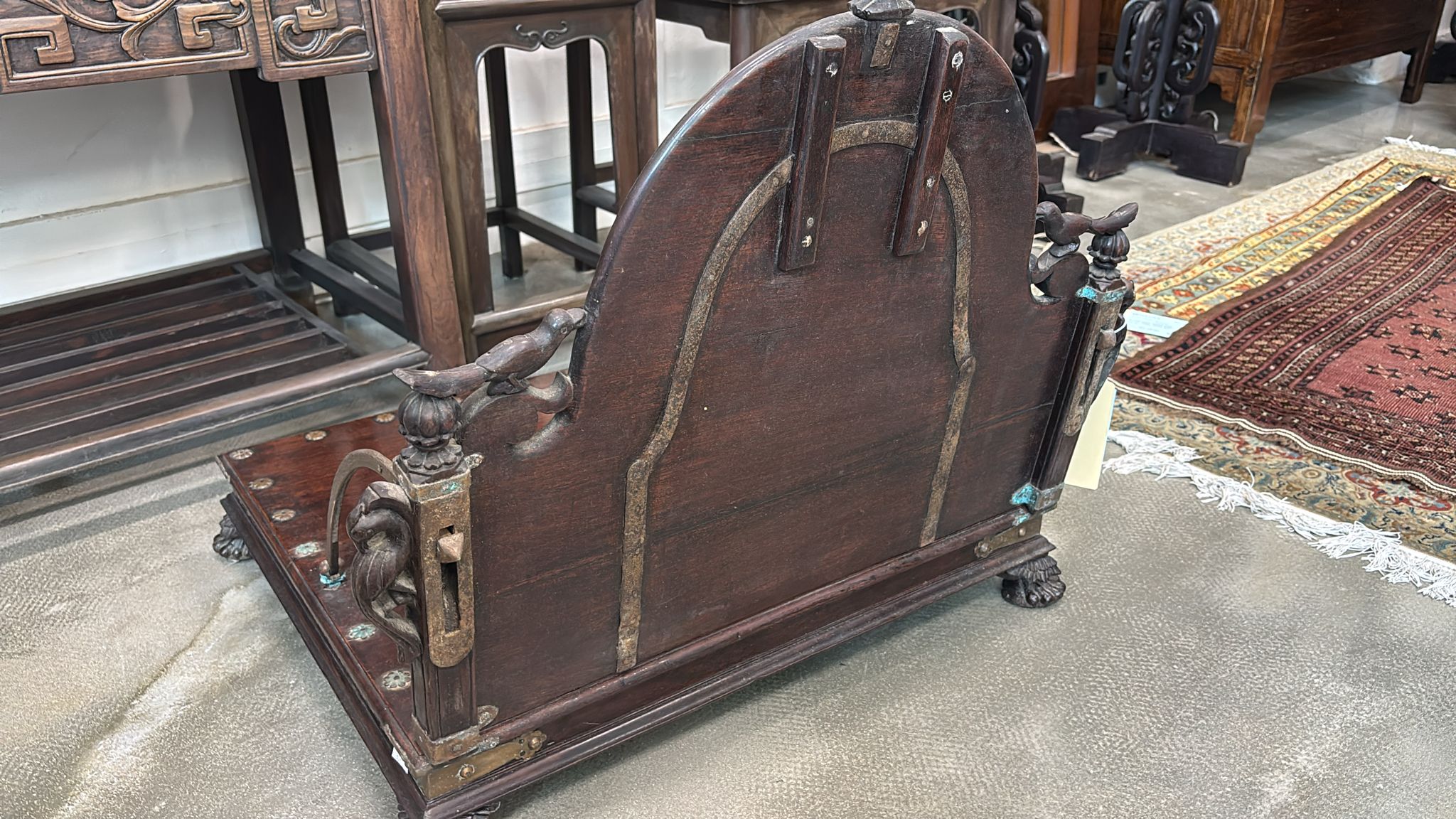 AN INDIAN TEAK TRAVELLING FOLDING CHAIR - Image 7 of 13