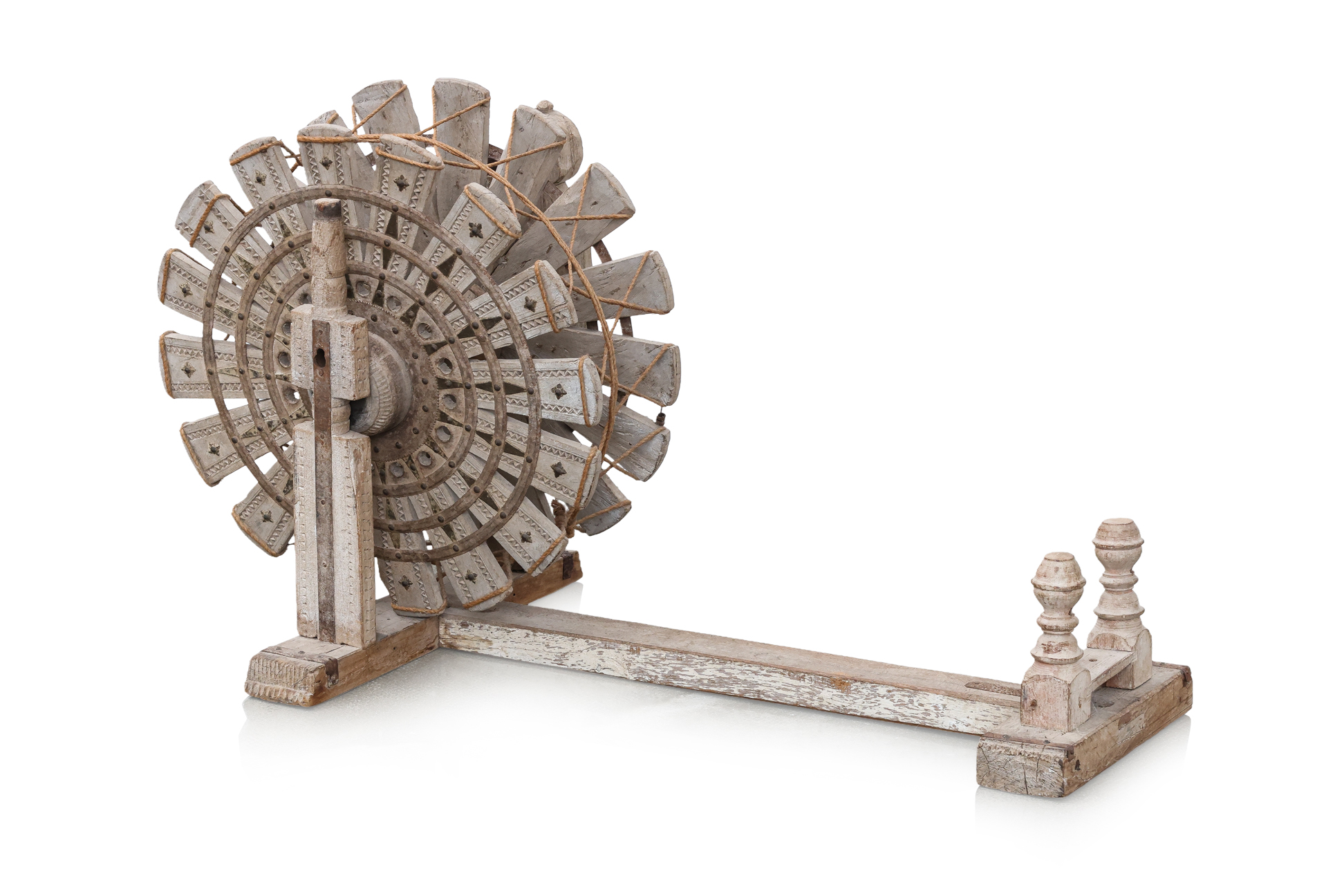 AN INDIAN CARVED WOOD SPINNING WHEEL - Image 4 of 4