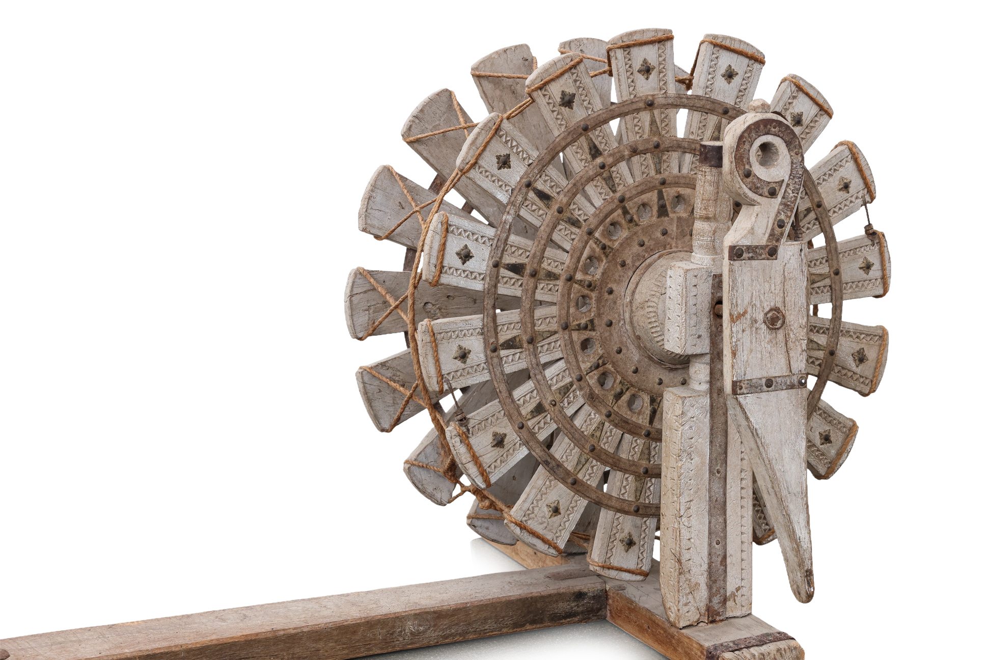 AN INDIAN CARVED WOOD SPINNING WHEEL - Image 2 of 4