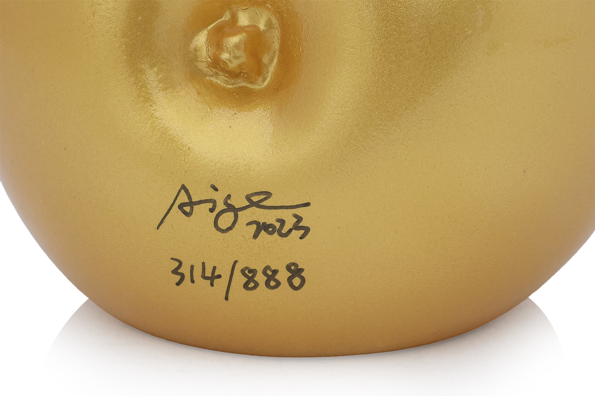 XIE AIGE (CHINESE, B.1977) - GOLDEN APPLE SERIES - Image 4 of 12
