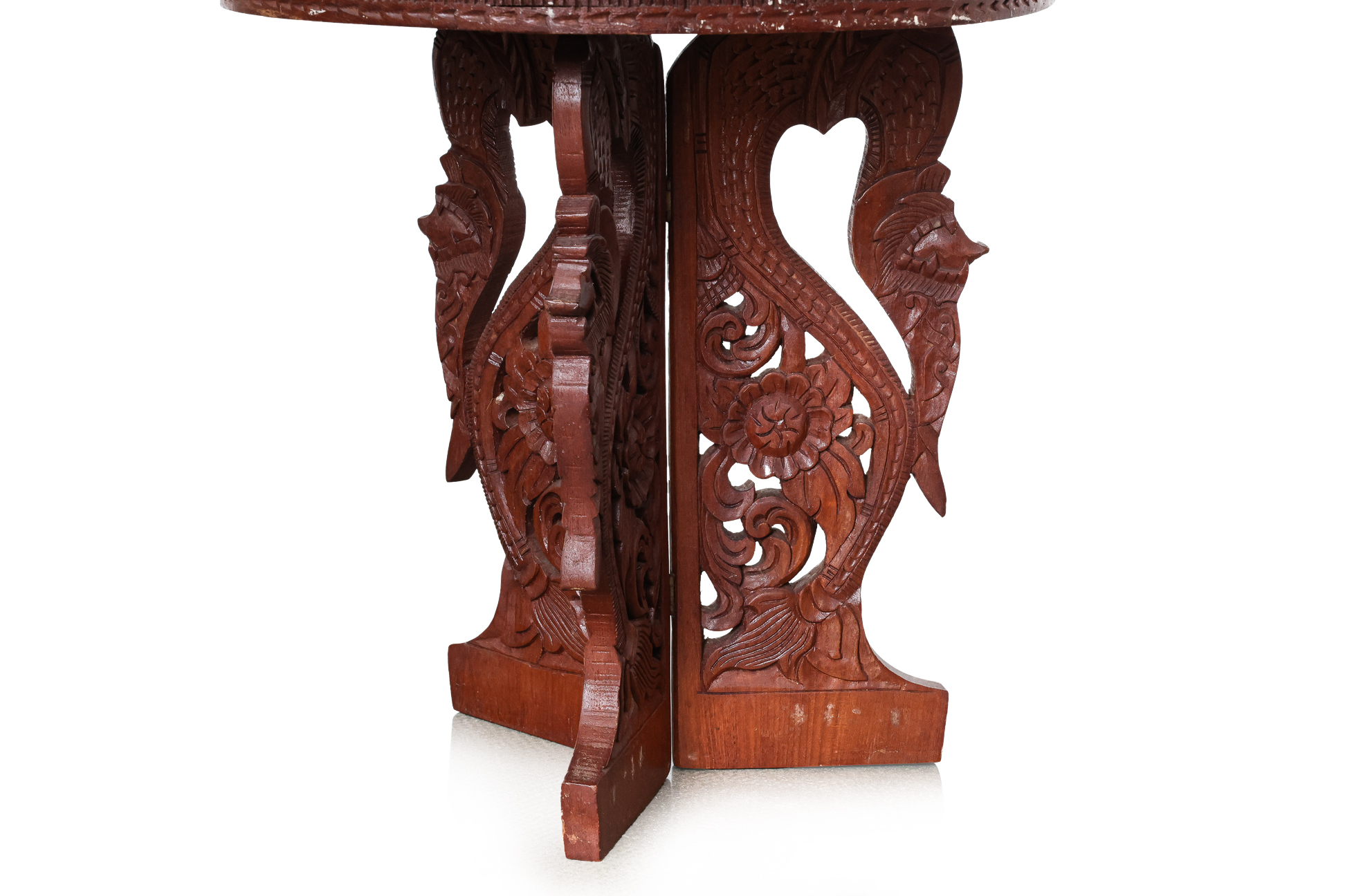 AN INDONESIAN CARVED TEAK SIDE TABLE - Image 4 of 4