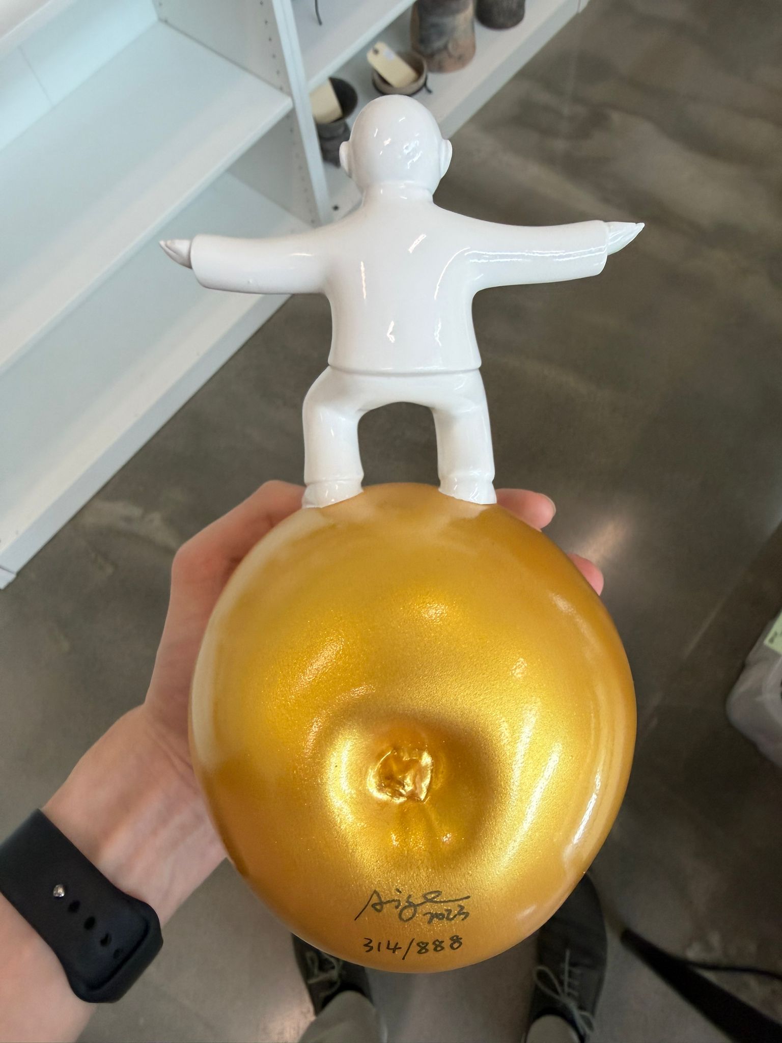 XIE AIGE (CHINESE, B.1977) - GOLDEN APPLE SERIES - Image 9 of 12