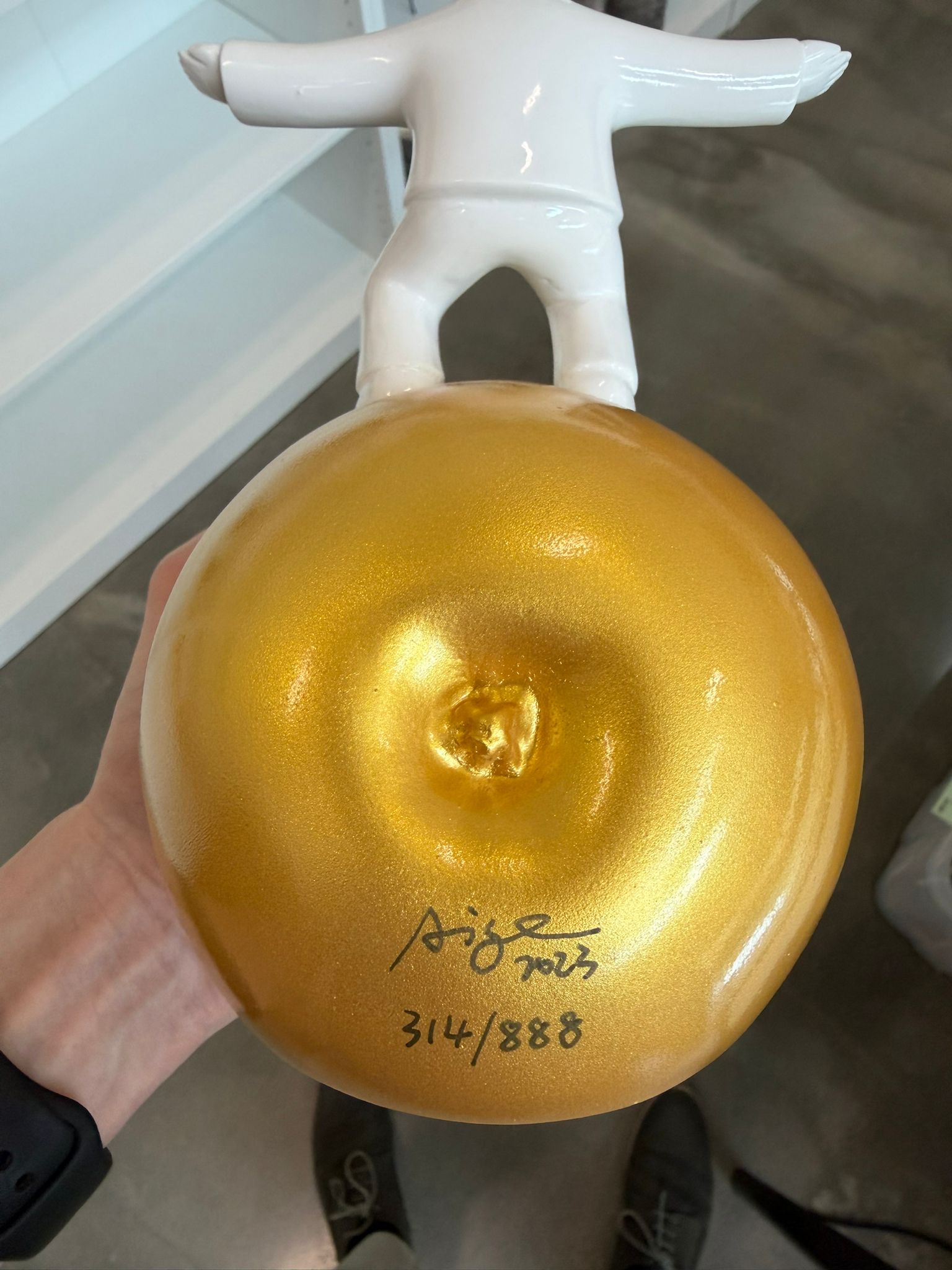 XIE AIGE (CHINESE, B.1977) - GOLDEN APPLE SERIES - Image 11 of 12