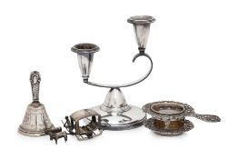A GROUP OF ENGLISH AND CONTINENTAL SILVER ITEMS
