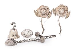 A GROUP OF FIVE SILVER ITEMS